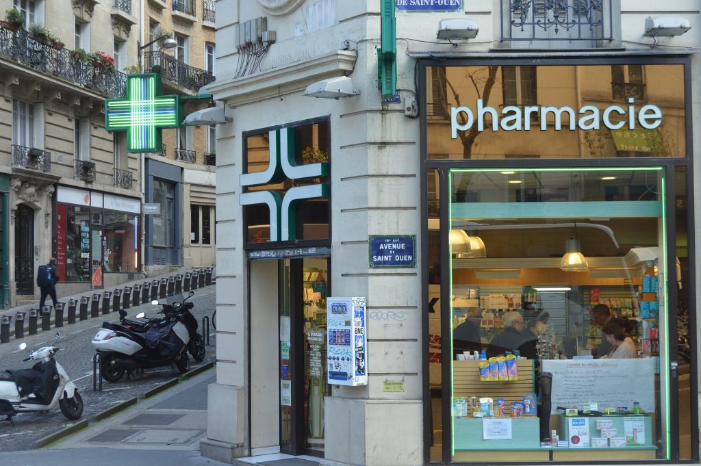 Devanture d'une pharmacie.