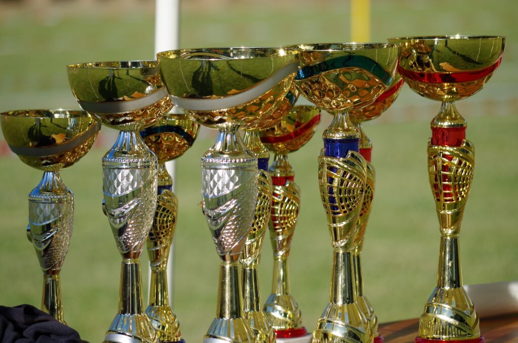 Huit trophées.