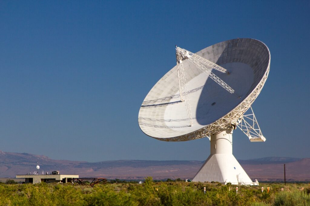 Satellite terrestre dans une plaine.
