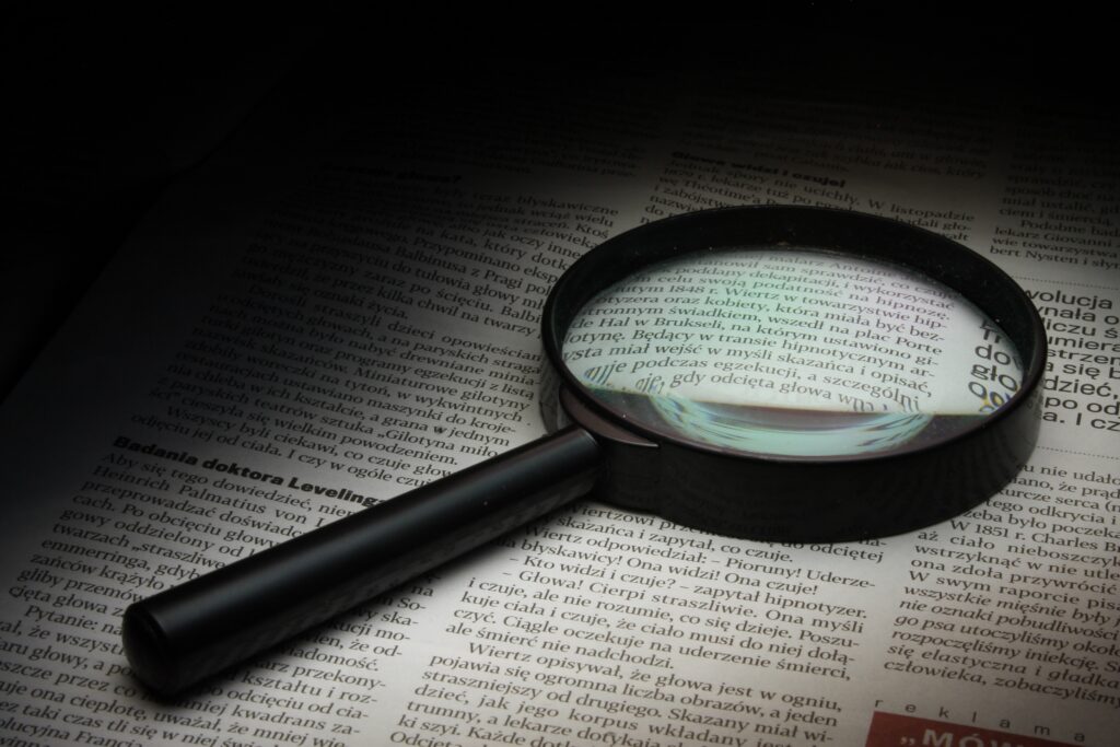 Une loupe posée sur un livre d'histoire.